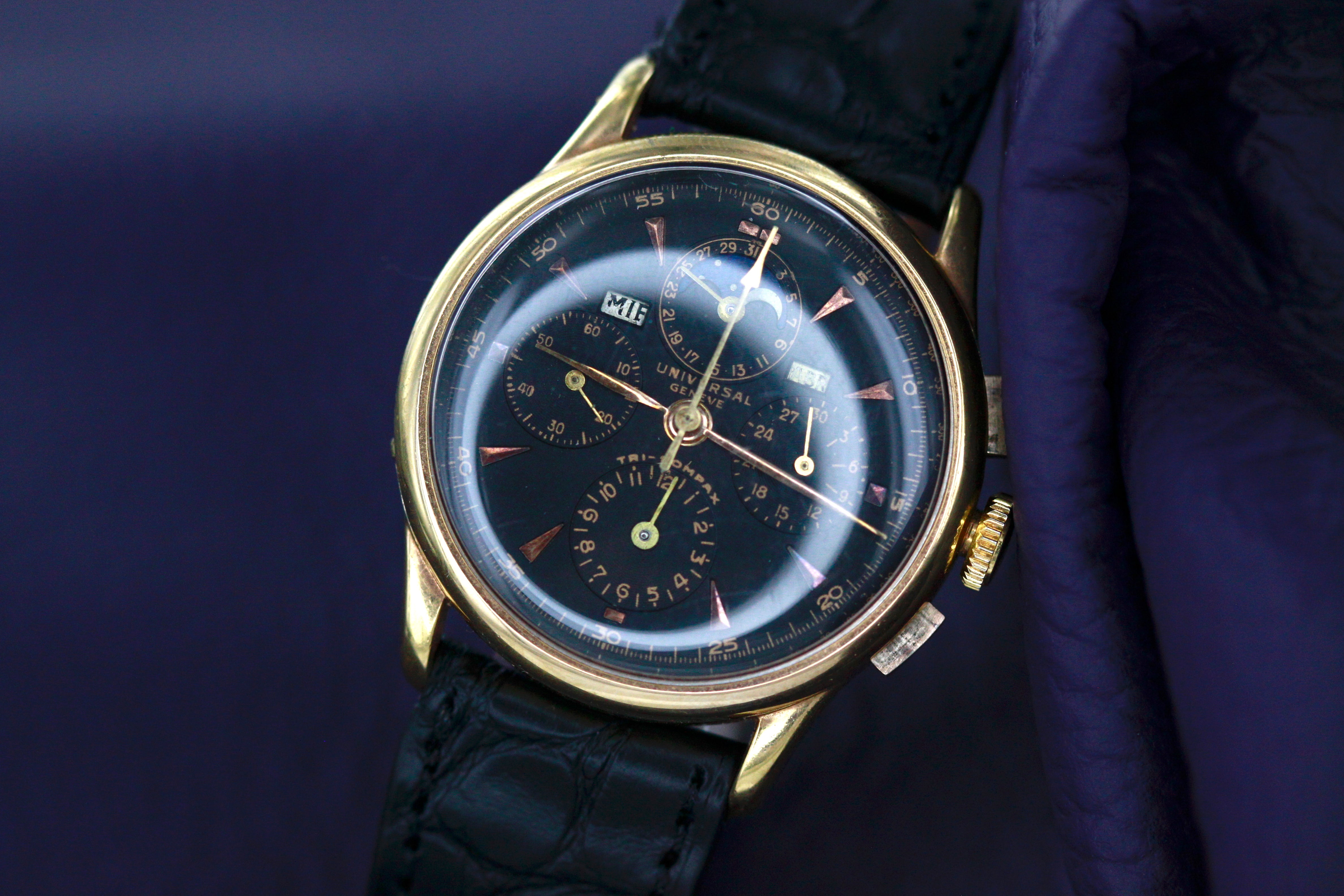 UNIVERSAL TRICOMPAX BLACK dial from the 50s - Gold steel case.